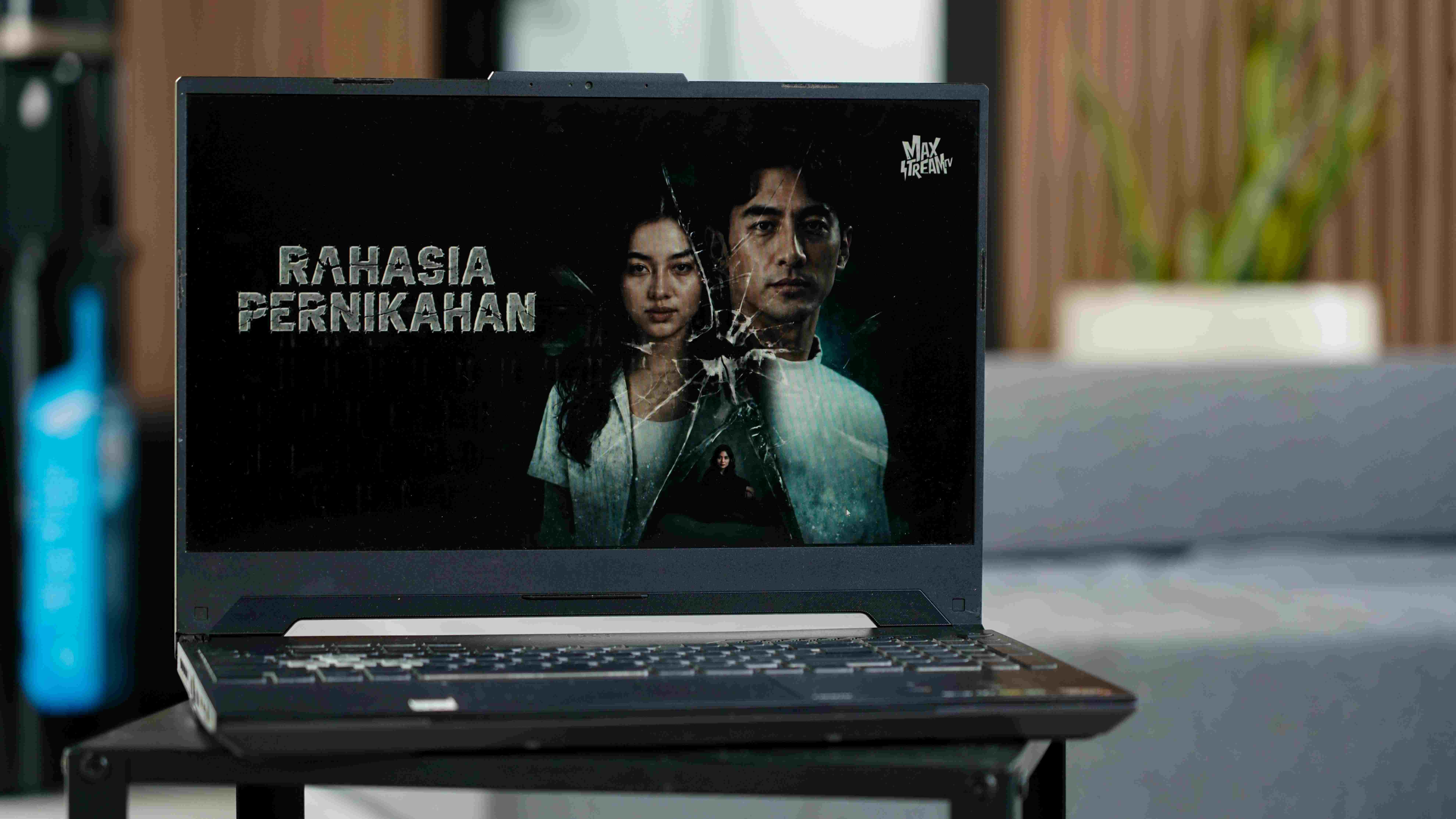 Telkomsel melalui MAXStream TV menghadirkan Rahasia Pernikahan, film perdana yang memadukan teknologi AI dengan kreativitas tim produksi. Tayang sejak 7 Oktober 2026, film ini menyuguhkan misteri dan ketegangan psikologis melalui kisah rumah tangga yang menyimpan rahasia di balik kesempurnaan