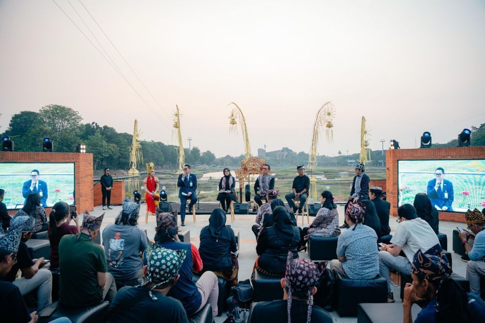 Kiri ke Kanan: Puspa Ayu (Penari Gandrung Sewu), Veri Y Setiady (Direktur Komersial InJourney Airports), Ipuk Fiestiandani (Bupati Banyuwangi), Herdy Harman (Direktur SDM dan Digital InJourney), Suko Prayitno (Pelatih Tari Gandrung Sewu). (Foto: Dok/Istimewa)