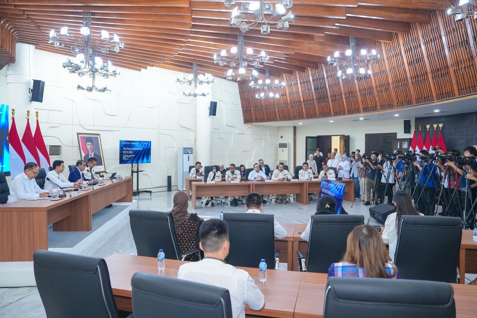 Menteri Ekonomi Kreatif/Kepala Badan Ekonomi Kreatif (Ekraf), Teuku Riefky Harsya menghadiri konferensi pers World Conference on Creative Economy (WCCE) 2026 di Kantor Badan Komunikasi Pemerintah (Bakom) RI, Jakarta, Kamis (15/10/2016). <b>(Kemenekraf)</b>