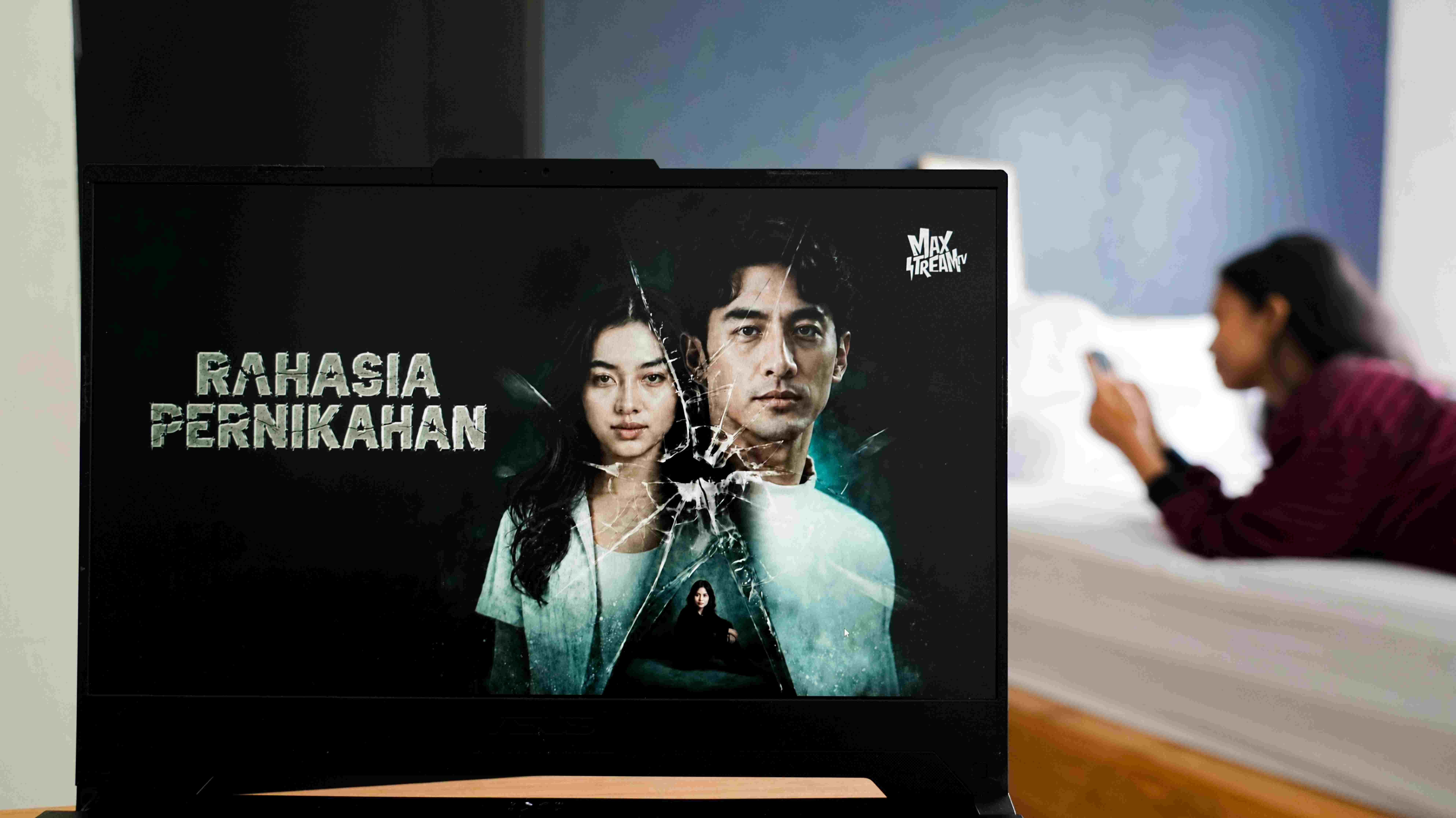 Telkomsel melalui MAXStream TV menghadirkan Rahasia Pernikahan, film perdana yang memadukan teknologi AI dengan kreativitas tim produksi. Tayang sejak 7 Oktober 2026, film ini menyuguhkan misteri dan ketegangan psikologis melalui kisah rumah tangga yang menyimpan rahasia di balik kesempurnaan