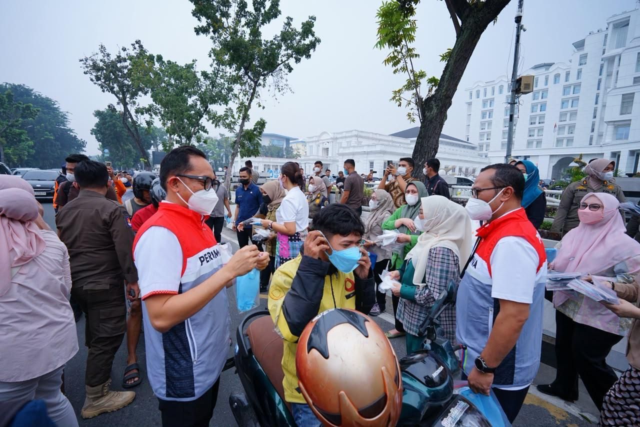 Pertamina Patra Niaga Regional Sumbagut Bagikan 2.200 Masker, Dukung Kesehatan Masyarakat di Tengah Kabut Asap Medan 