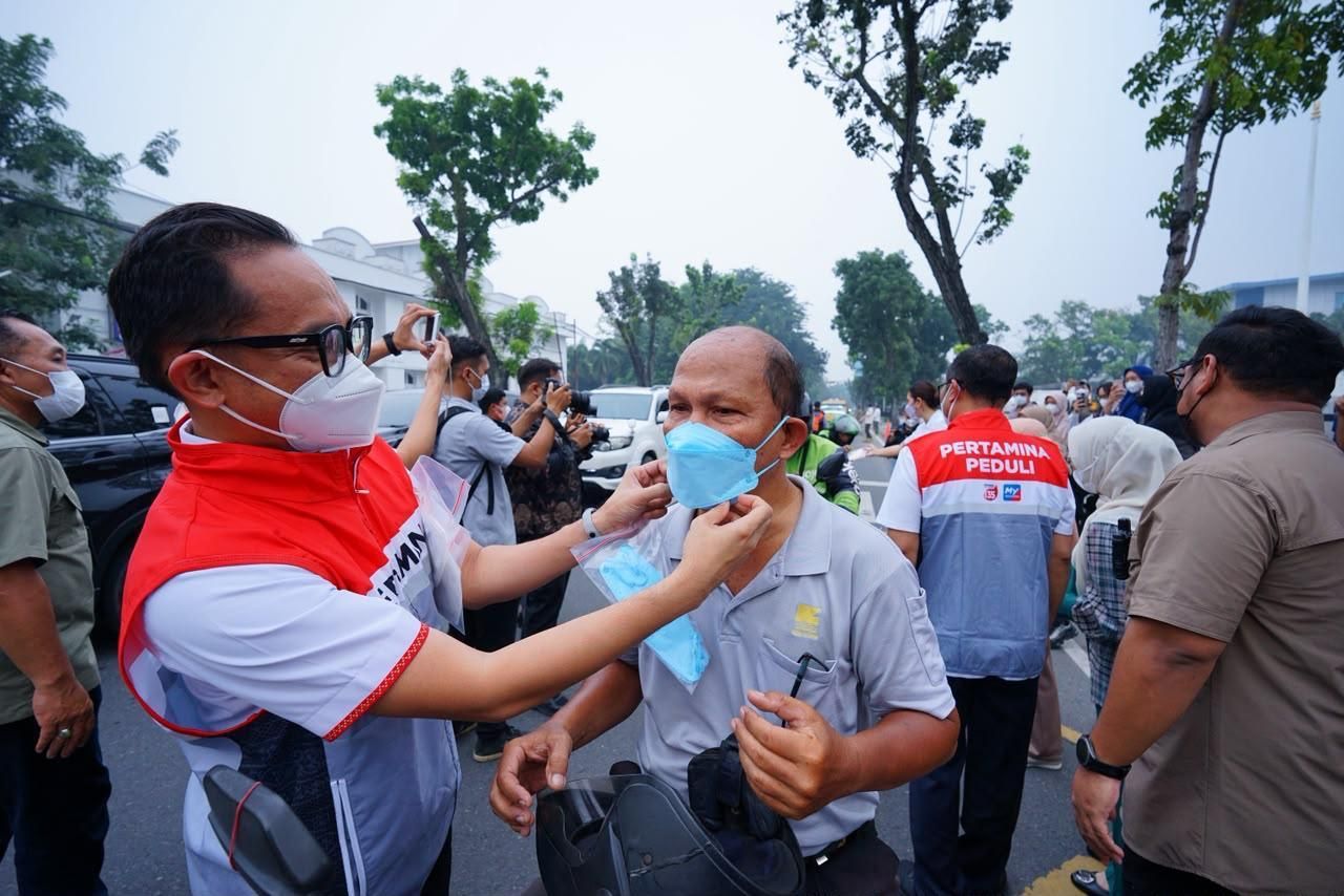 Pertamina Patra Niaga Regional Sumbagut Bagikan 2.200 Masker, Dukung Kesehatan Masyarakat di Tengah Kabut Asap Medan 