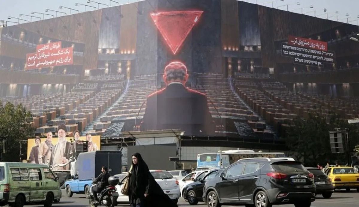 Papan reklame raksasa memuat pesan anti-Israel dan anti-Netanyahu di Alun-Alun Enghelab, Teheran, Iran, pada Senin, 12 Oktober 2026. <b>(Antara)</b>