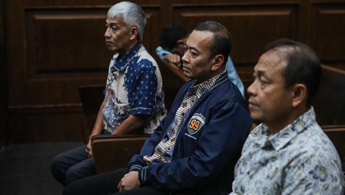 Terdakwa kasus dugaan suap dan gratifikasi di lingkungan Direktorat Jenderal Bea dan Cukai (DJBC), Rizal Fadillah (tengah), dan Sisprian Subiaksono (kanan), bersiap mengikuti sidang pembacaan tuntutan di Pengadilan Tindak Pidana Korupsi (Tipikor), Jakarta, Jumat, 16 Oktober 2026. Jaksa Penuntut Umum (JPU) menuntut mantan Direktur Penindakan dan Penyidikan Bea dan Cukai Rizal Fadillah dengan pidana penjara 11 tahun enam bulan dan denda Rp1 miliar, serta mantan Kepala Subdirektorat Intelijen pada direktorat tersebut, Sisprian Subiaksono, dengan pidana penjara 10 tahun dan denda Rp1 miliar <b>(Antara)</b>