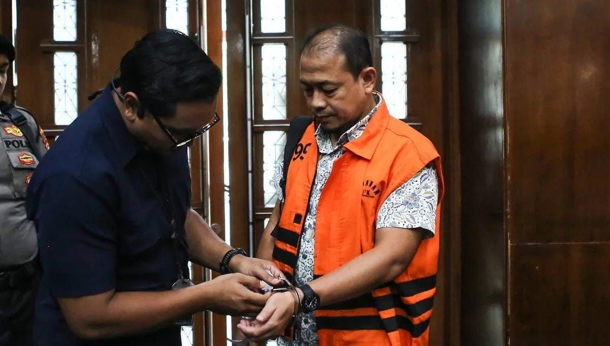 Terdakwa kasus dugaan suap dan gratifikasi di lingkungan Direktorat Jenderal Bea dan Cukai (DJBC), Rizal Fadillah (tengah), dan Sisprian Subiaksono (kanan), bersiap mengikuti sidang pembacaan tuntutan di Pengadilan Tindak Pidana Korupsi (Tipikor), Jakarta, Jumat, 16 Oktober 2026. Jaksa Penuntut Umum (JPU) menuntut mantan Direktur Penindakan dan Penyidikan Bea dan Cukai Rizal Fadillah dengan pidana penjara 11 tahun enam bulan dan denda Rp1 miliar, serta mantan Kepala Subdirektorat Intelijen pada direktorat tersebut, Sisprian Subiaksono, dengan pidana penjara 10 tahun dan denda Rp1 miliar <b>(Antara)</b>