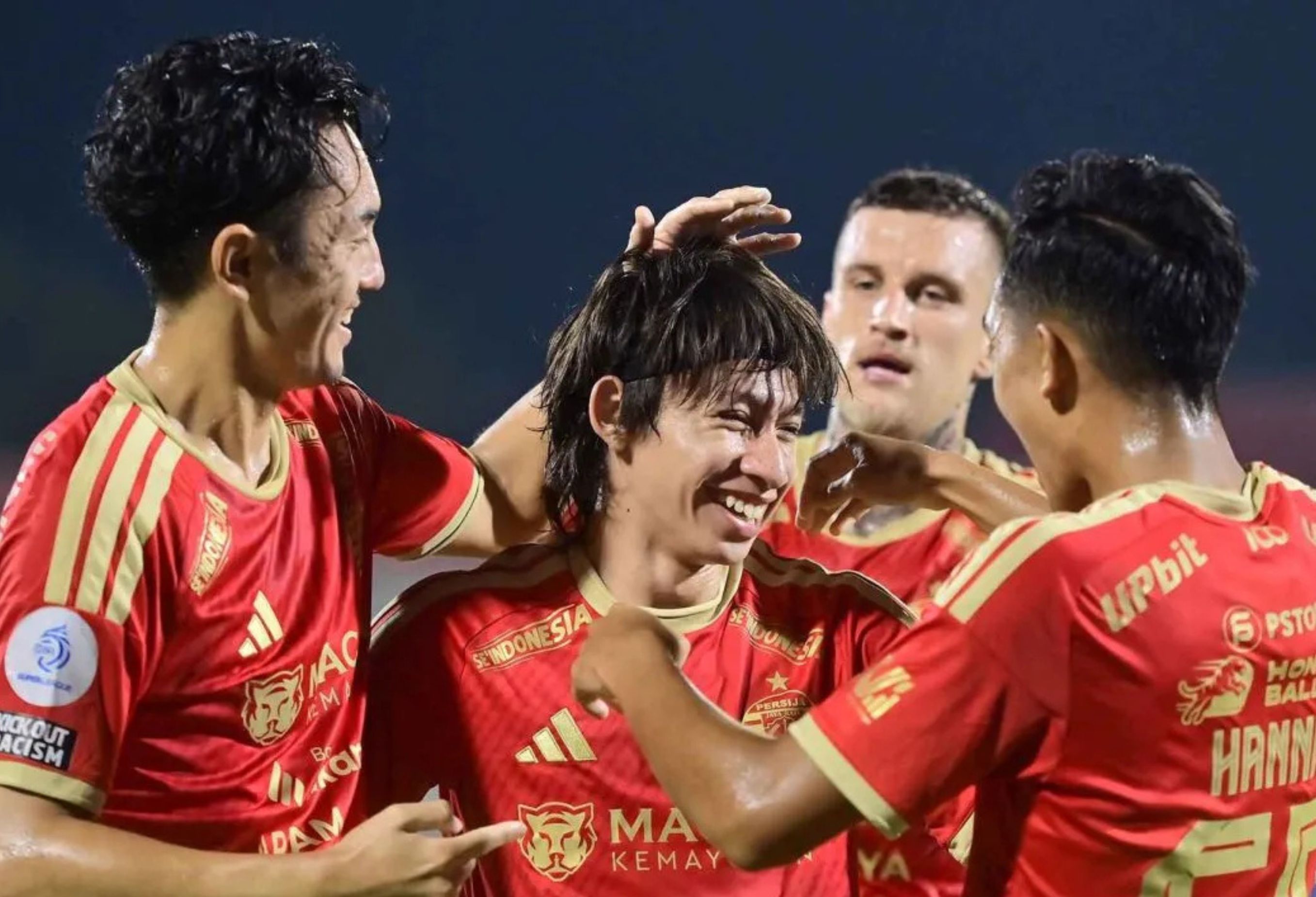 Pesepak bola Persija Jakarta Arlyansyah Abdulmanan (kedua kiri) berselebrasi bersama rekan setimnya Muhammad Rayhan Hannan (kanan), Kyohei Yoshino (kiri) dan Fabio Da Silva Calonego (kedua kanan) usai mencetak gol ke gawang Java United saat pertandin <b>(ANTARA)</b>