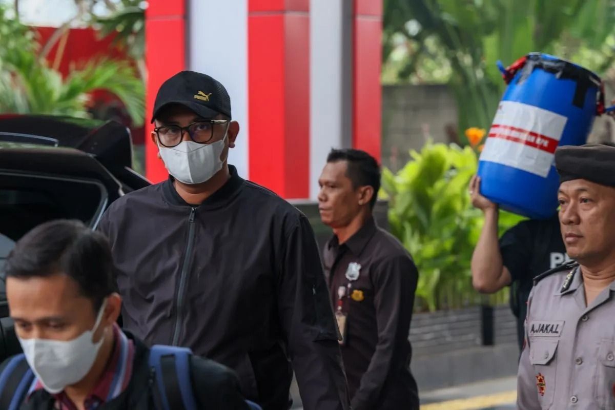 Bupati Klaten Hamenang Wajar Ismoyo (kedua kiri) saat tiba di Gedung Merah Putih KPK, Jakarta, Jumat, 16 Oktober 2026. <b>(Antara)</b>