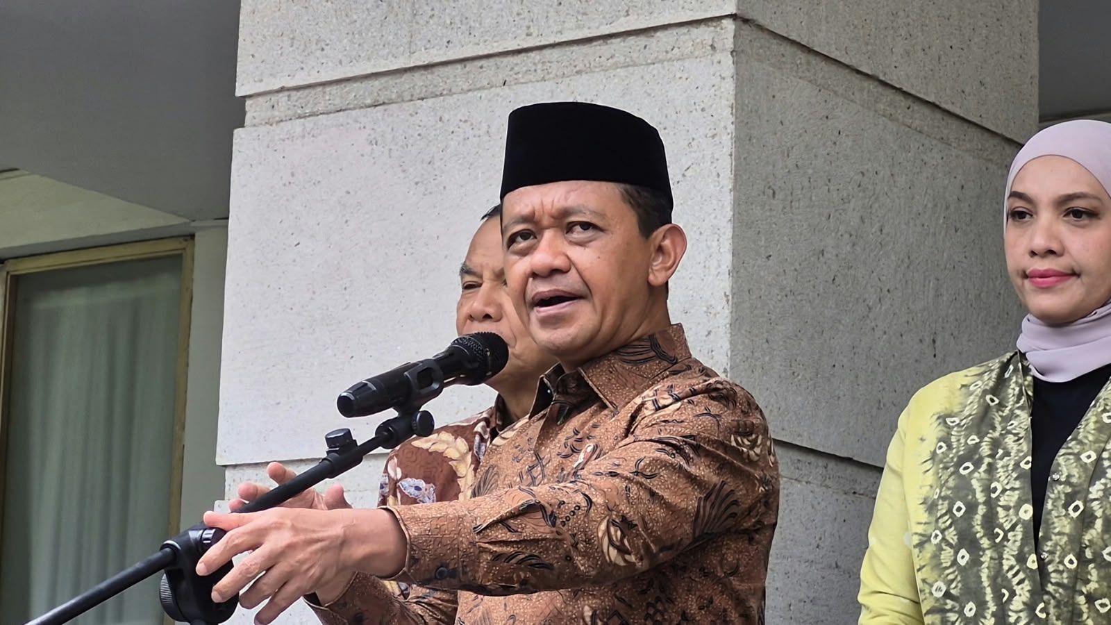 Menteri Koordinator Bidang Hilirisasi dan Transisi Energi Bahlil Lahadalia menggelar rapat koordinasi bersama sejumlah pejabat negara di kantornya pada Jumat 16 Oktober 2026. <b>(Ntvnews.id-Muslimin Trisyuliono)</b>