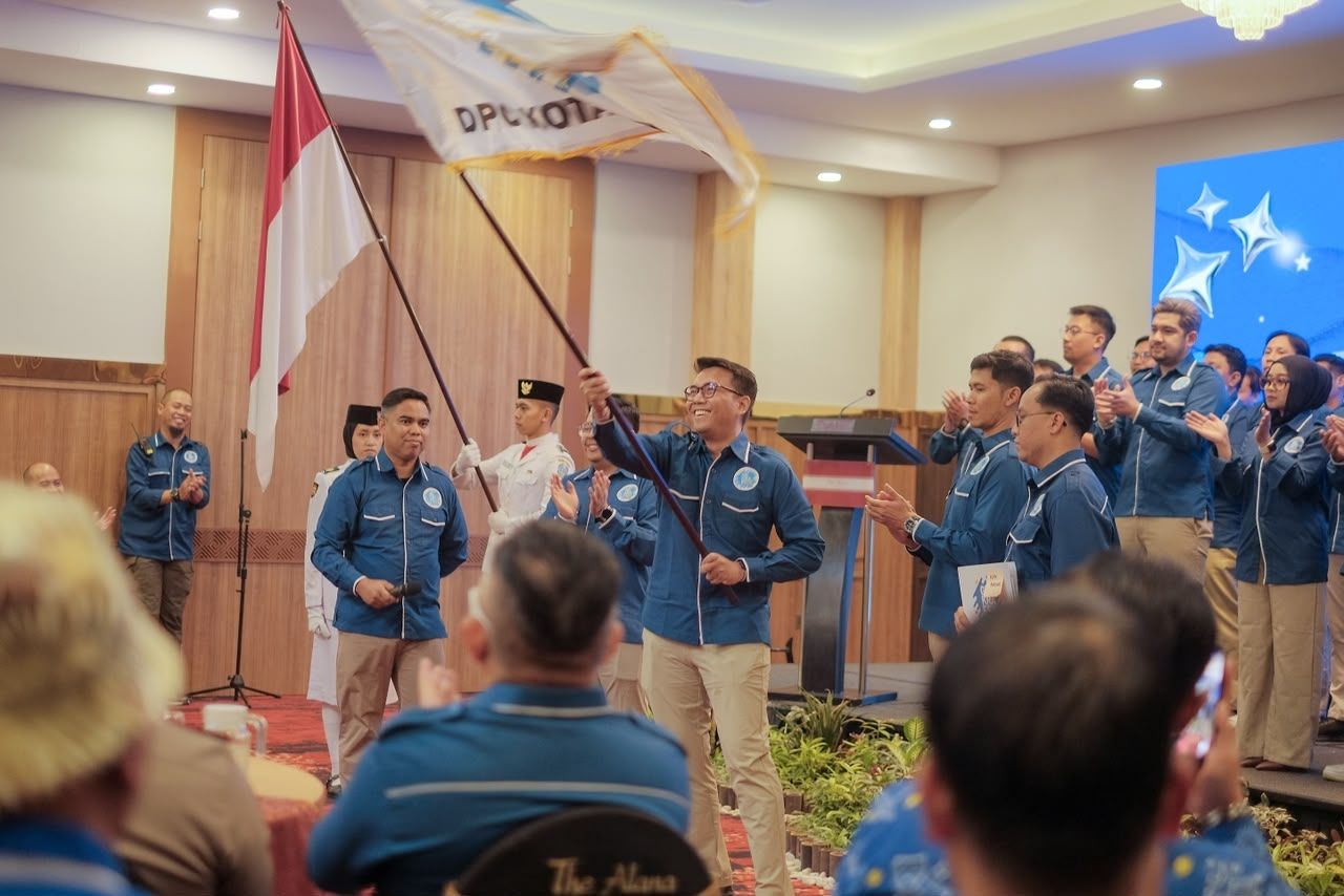 Penyerahan bendera pataka GEKRAFS oleh Ketua DPW GEKRAFS Jawa Timur kepada Ketua DPC GEKRAFS Kota Malang terpilih, Reynaldi Angga Sazali.