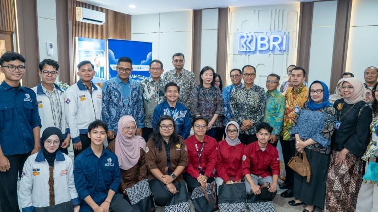 Peresmian Gerai CERDAS PeKA sumbangsih PT Bank Rakyat Indonesia (Persero) Tbk melalui program Tanggung Jawab Sosial dan Lingkungan (TJSL) BRI Peduli di Fakultas Ekonomi dan Bisnis, Universitas Airlangga, Surabaya, pada Jumat (2/10). (Istimewa)