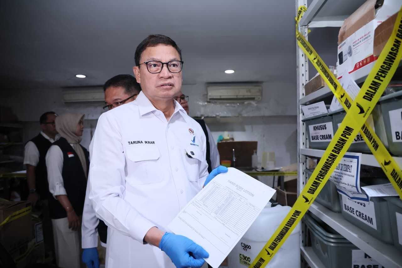 Kepala BPOM Prof. Dr. Taruna Ikrar menunjukkan dokumen saat melakukan inspeksi mendadak di fasilitas produksi kosmetik ilegal di Jalan PB Sudirman, Kota Mojokerto, Jawa Timur.