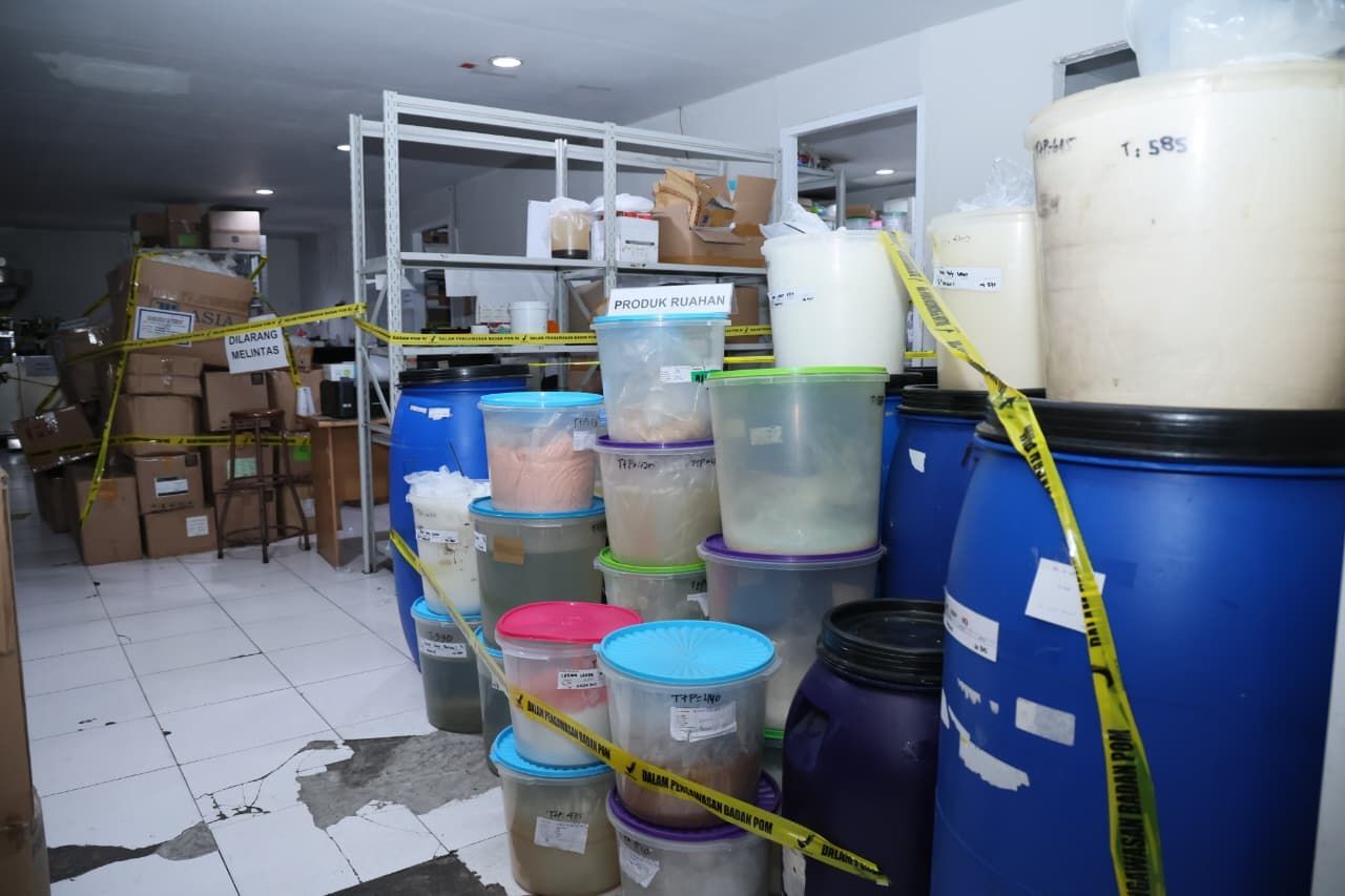 Deretan wadah berisi produk ruahan dan bahan baku kosmetik ilegal yang ditemukan dan disita oleh Balai Besar POM di Surabaya.