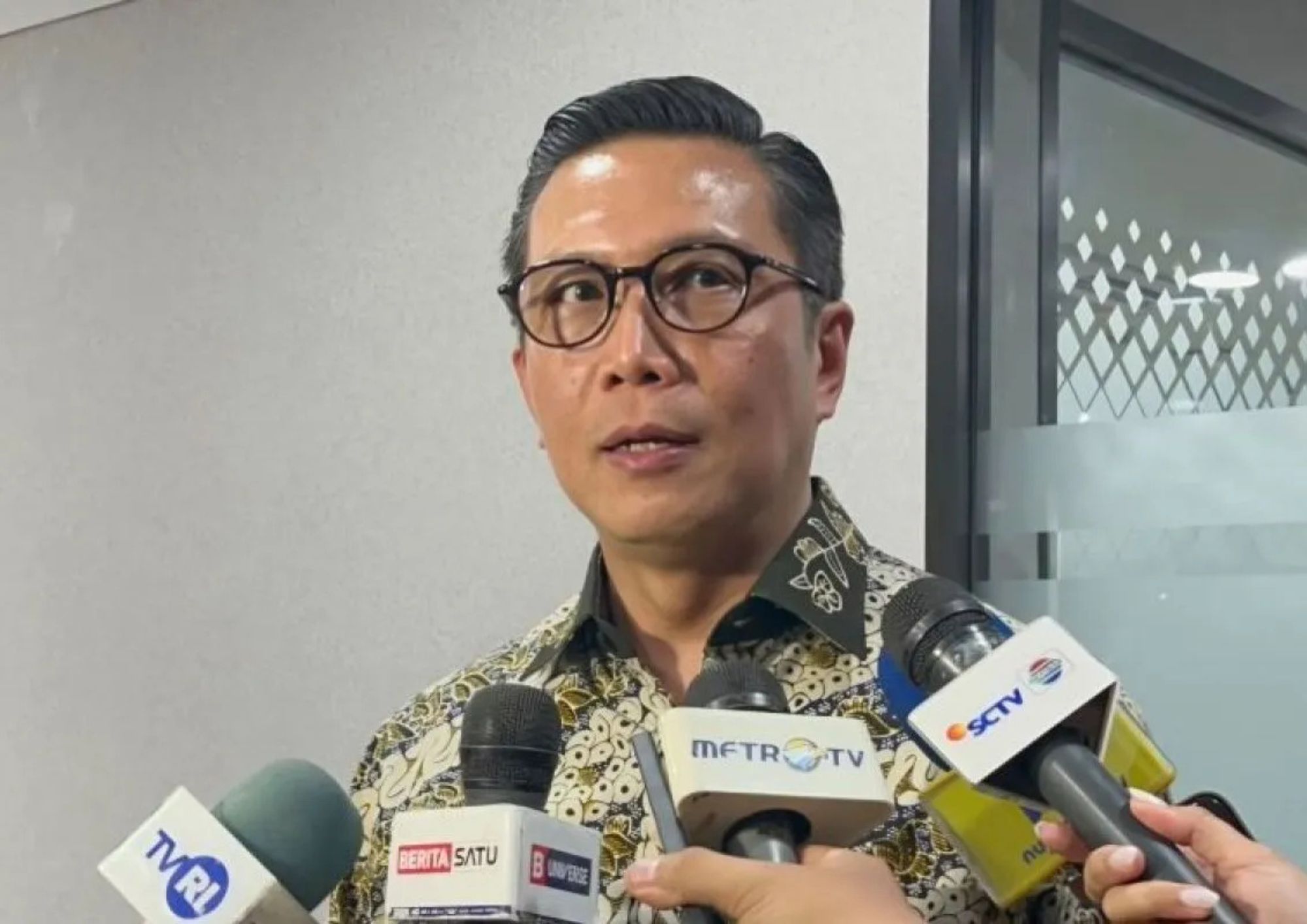 Direktur Utama PT Bursa Efek Indonesia (BEI), Jeffrey Hendrik menyampaikan keterangan kepada wartawan di Ruang Media BEI, Jakarta, Senin (19/10/2026). <b>(Antara)</b>