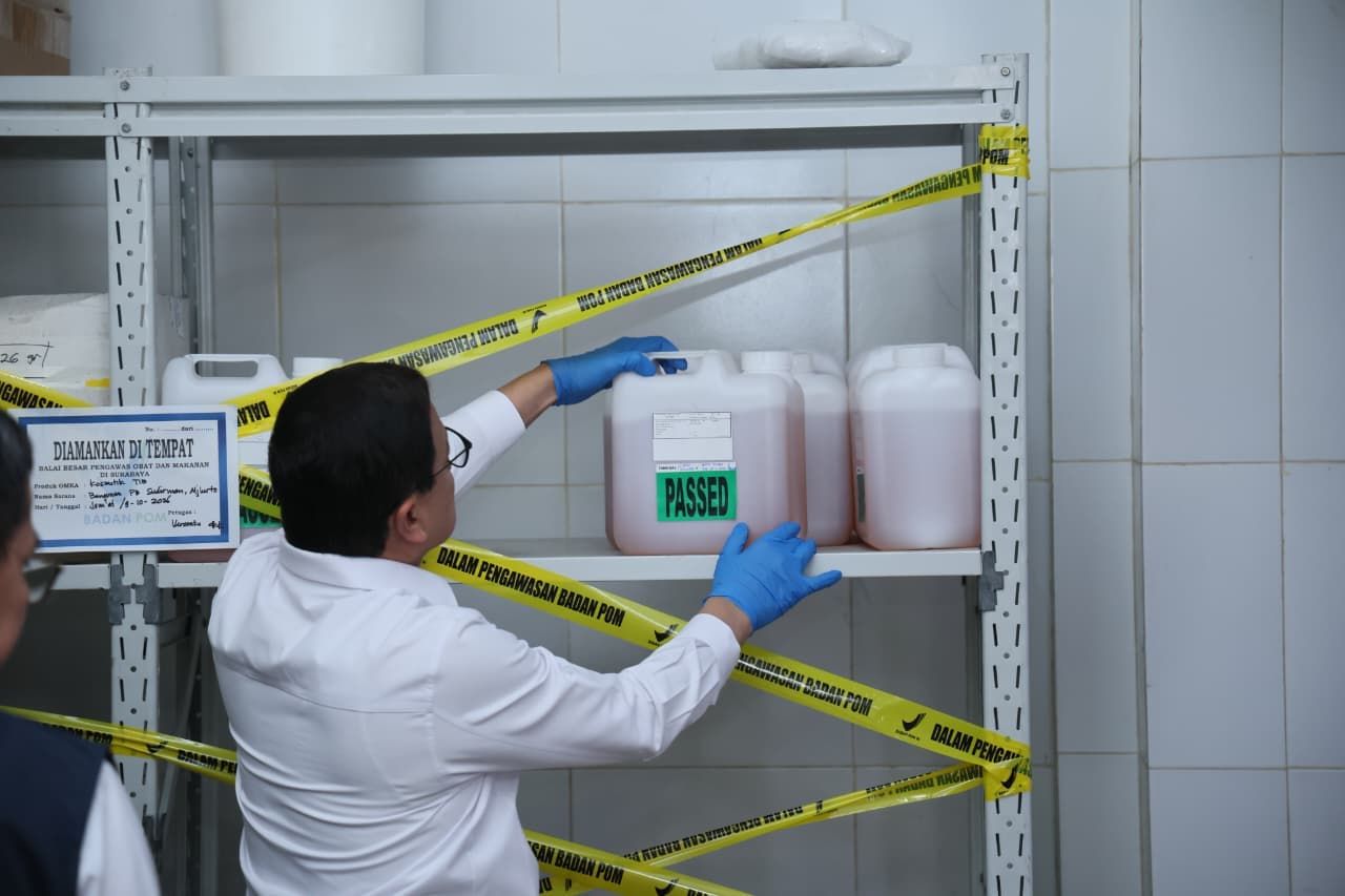  BPOM mengamankan sejumlah produk dan bahan baku di dalam fasilitas produksi kosmetik ilegal yang telah dipasangi garis pengawasan.
