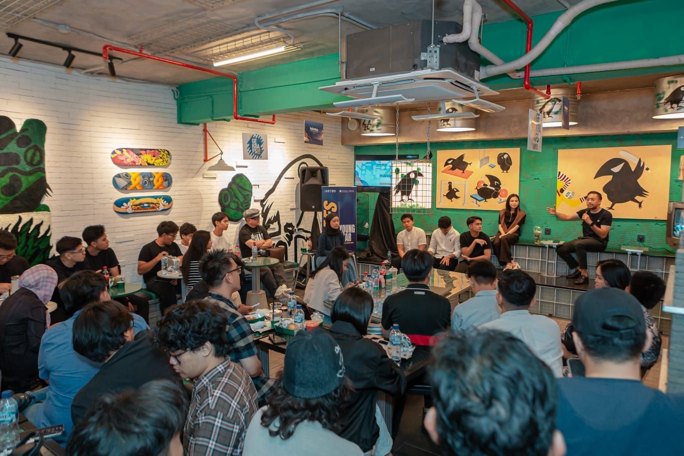 Para pembicara dan penggerak ekonomi kreatif saat membagikan inspirasi serta tips merintis usaha kreatif kepada pelajar, mahasiswa, dan komunitas yang hadir.