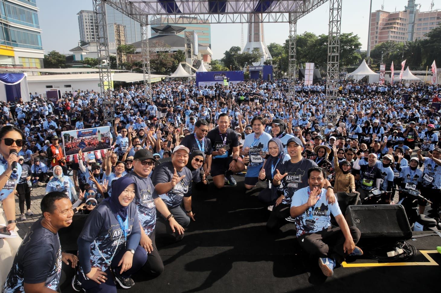 Suasana meriah dan antusiasme tinggi dari ribuan peserta yang memadati kawasan Simpang Lima, Semarang, dalam gelaran AHY Run Jawa Tengah yang diikuti sekitar 5.500 peserta.