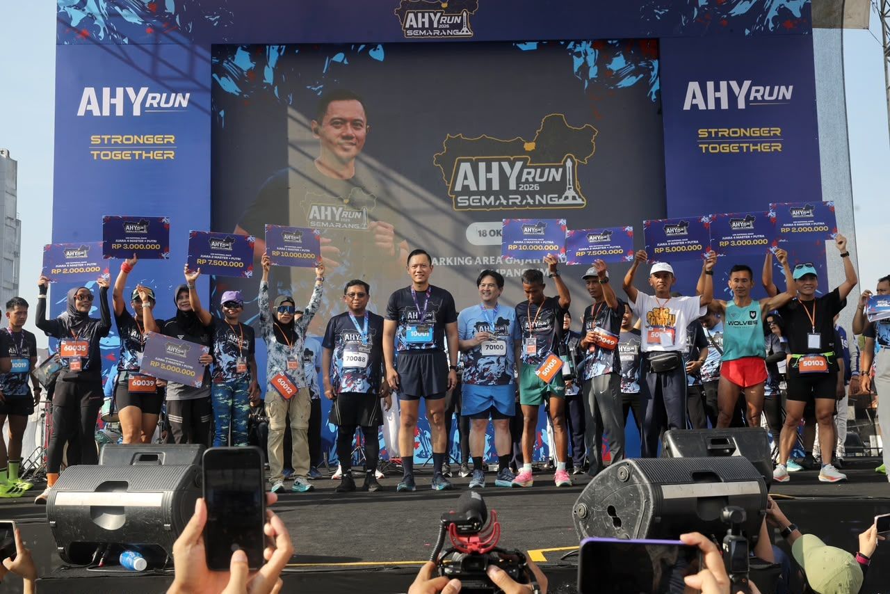 Menko AHY bersama para pemenang dan peraih penghargaan dalam ajang AHY Run Jawa Tengah 2026 di Semarang.