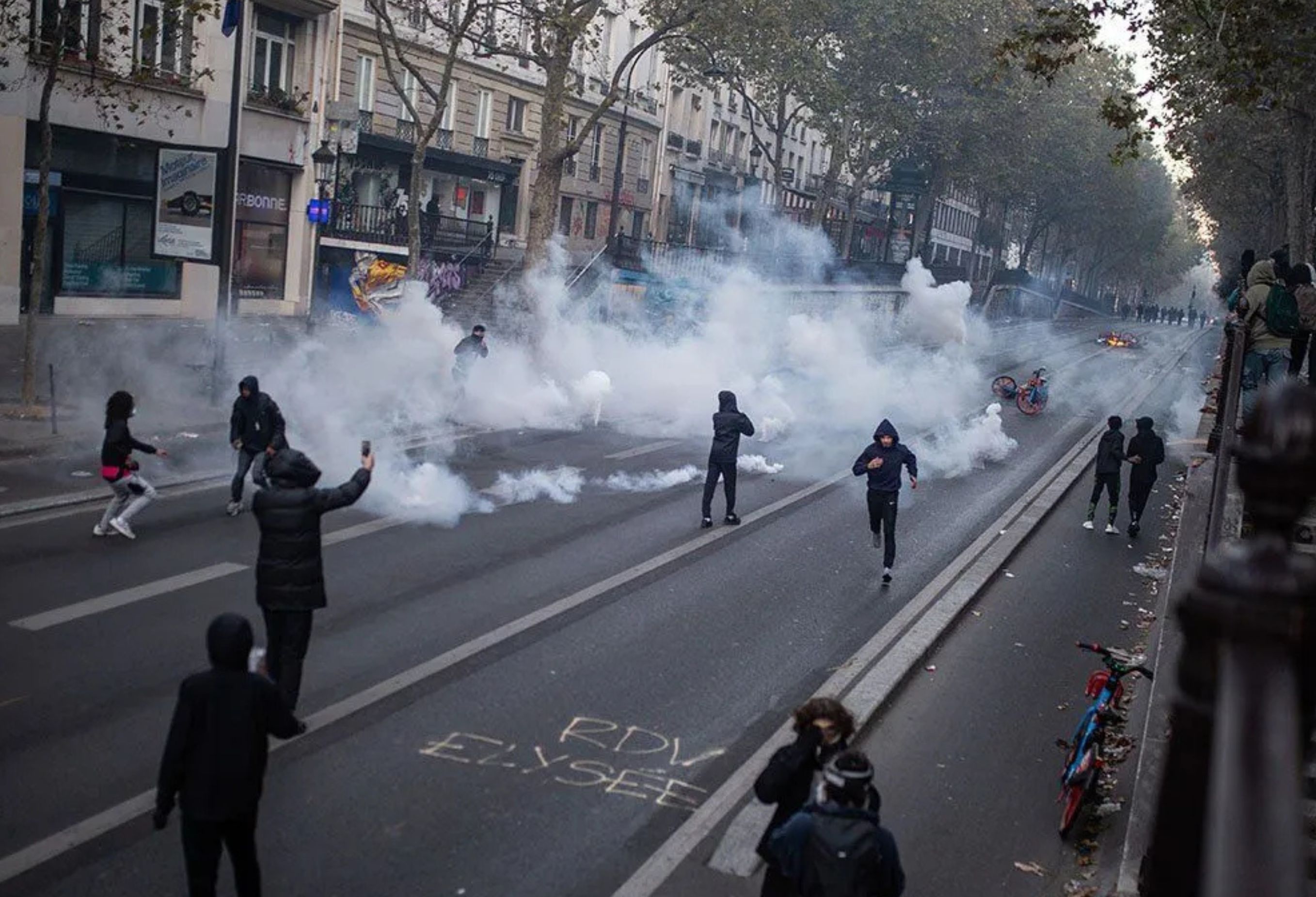 Polisi terlibat bentrokan dengan para pengunjuk rasa dalam sebuah demonstrasi di tengah mobilisasi nasional terkait kenaikan biaya hidup, harga bahan bakar, dan pendanaan pendidikan di Paris, Prancis, Minggu (18/10/2026). <b>(ANTARA)</b>