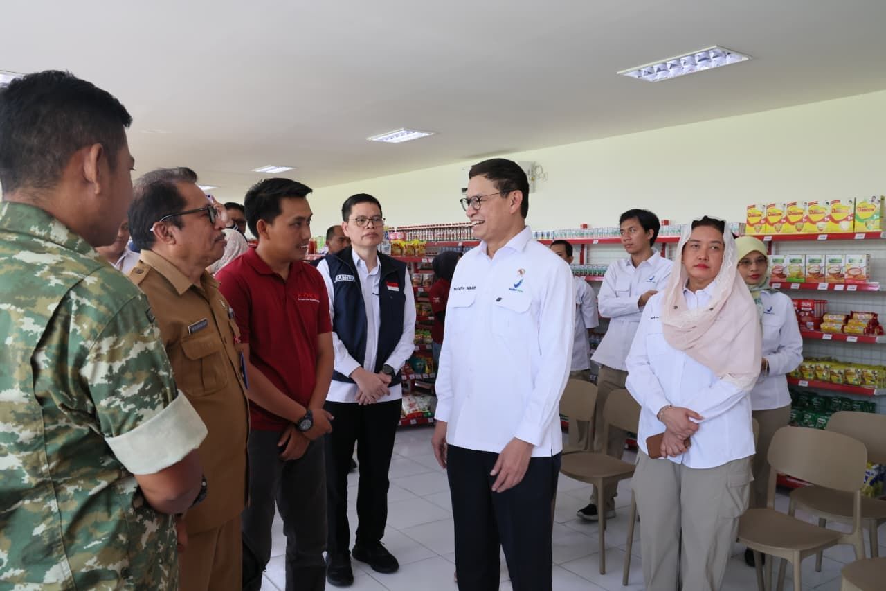 Kegiatan dialog interaktif bersama para pengurus, tokoh masyarakat, dan anggota koperasi saat peninjauan langsung di dalam gerai.