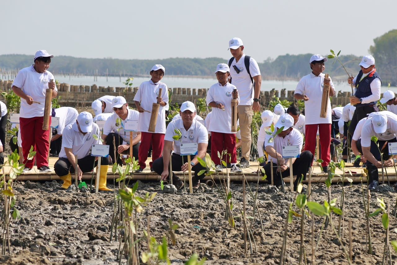 Menteri Koordinator Bidang Infrastruktur dan Pembangunan Kewilayahan Agus Harimurti Yudhoyono (AHY) bersama warga dan anak-anak melakukan penanaman bibit mangrove secara simbolis di Desa Timbulsloko, Kabupaten Demak.