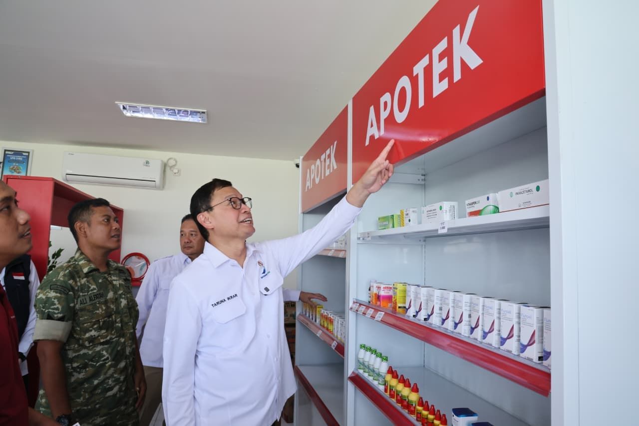 Peninjauan fasilitas pojok apotek di dalam Koperasi Merah Putih untuk memastikan akses produk kesehatan yang mudah bagi warga.