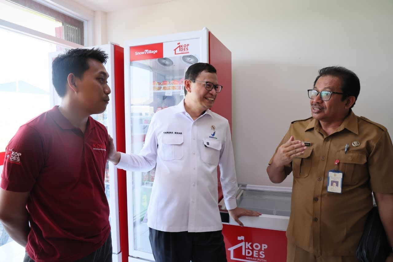 Suasana keakraban saat pejabat terkait berdiskusi langsung dengan pengurus dan pengelola di area fasilitas Koperasi Merah Putih