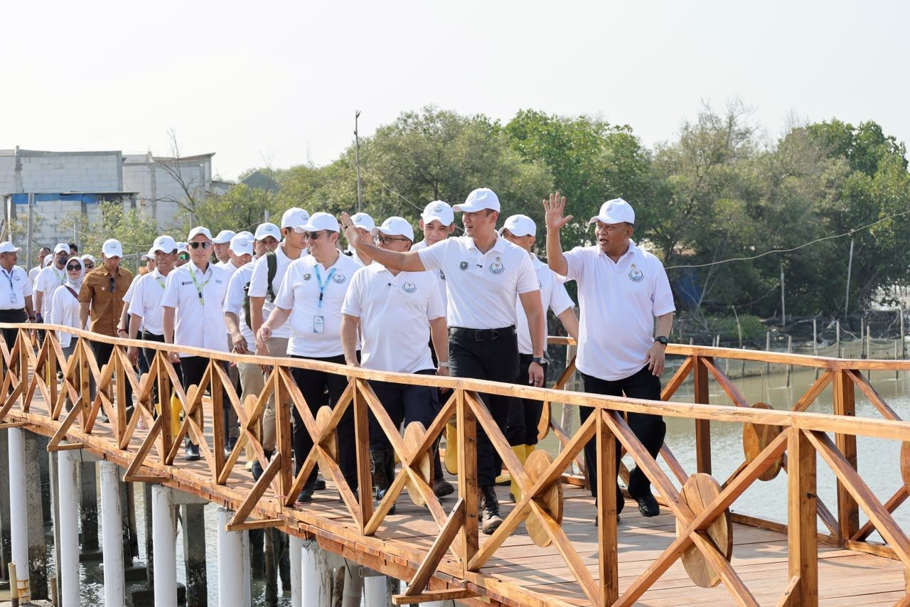 Menko AHY didampingi para pejabat lintas kementerian, lembaga, serta pemerintah daerah berjalan meninjau kawasan pesisir yang menjadi percontohan penerapan Nature-Based Solutions (NbS).