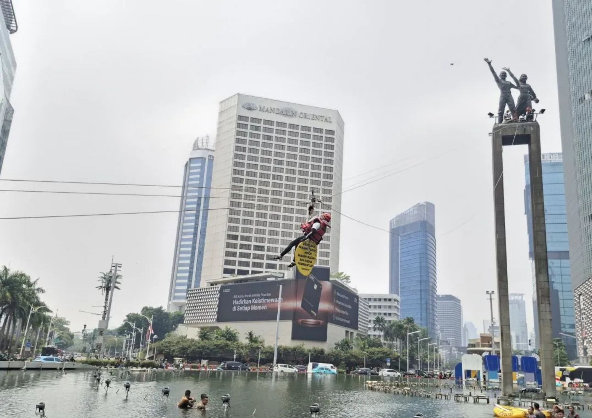 evakuasi aktivis Greenpeace Indonesia dari atas Bundaran HI, Jakarta Pusat pada Selasa (20/10/2026).  <b>(Antara)</b>