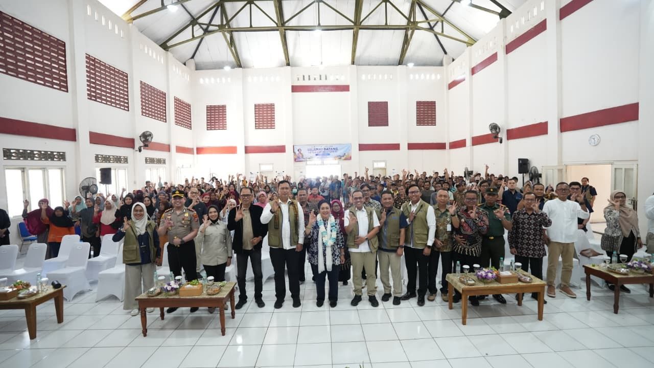 Sinergi kuat pemerintah, DPR RI, dan Perum BULOG tecermin dalam peluncuran Bantuan Pangan Beras Tahap III di Balai Kalurahan Potorono, Bantul, yang dihadiri oleh para pemangku kepentingan dan unsur Forkopimda.
