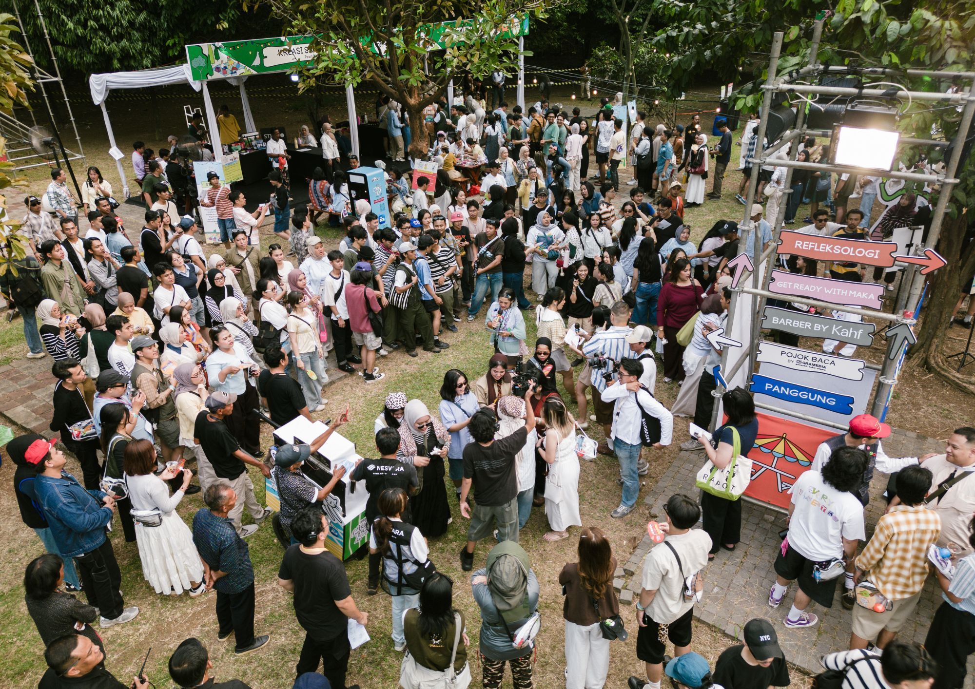 Suasana meriah dan interaktif di area MAKA Fest, di mana para karyawan dari berbagai unit bisnis dapat menikmati beragam aktivitas seru yang disiapkan khusus dalam agenda tahunan ini.