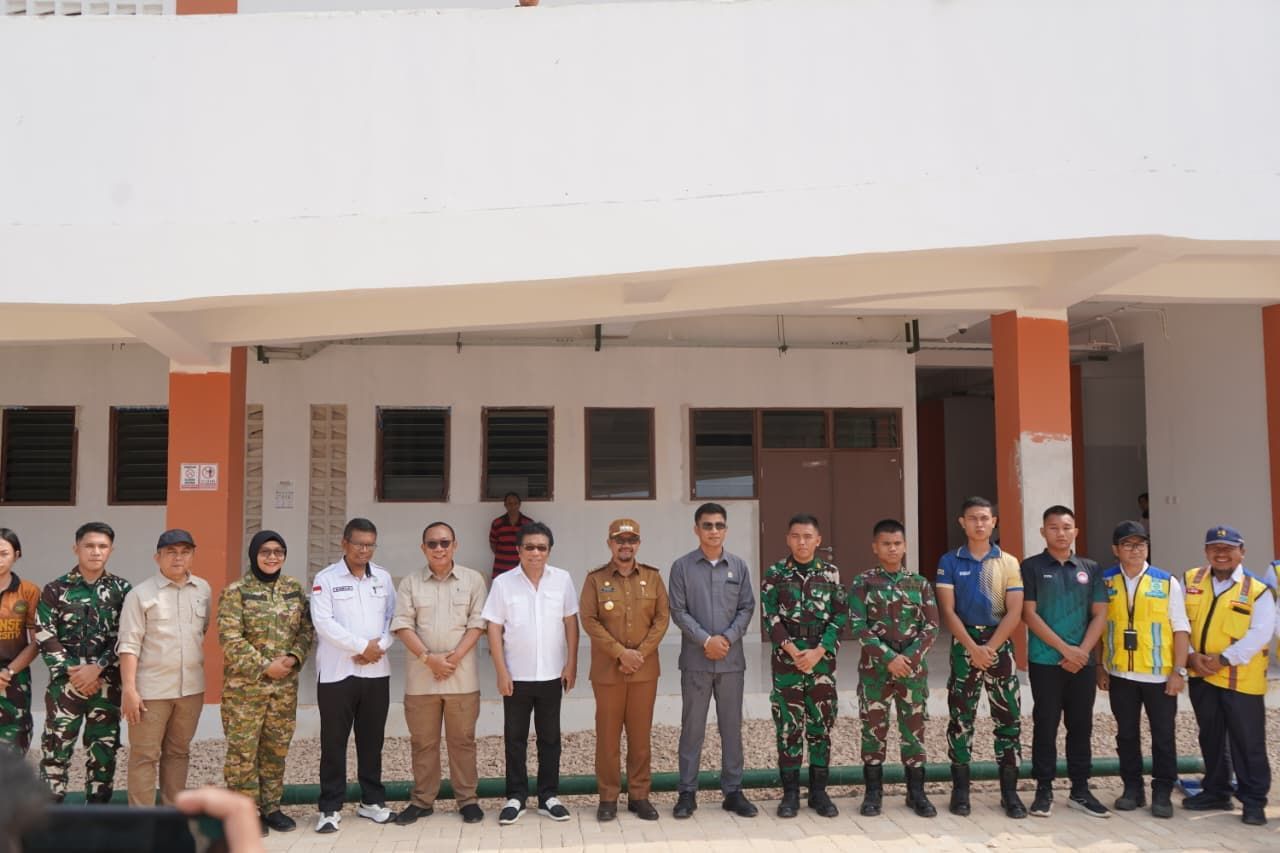 Sekjen Kementerian Transmigrasi Edy Gunawan dan Wakil Ketua Komisi V DPR RI Ridwan Bae berfoto bersama unsur pemerintah daerah dan aparat TNI/Polri di sela-sela kunjungan kerja.