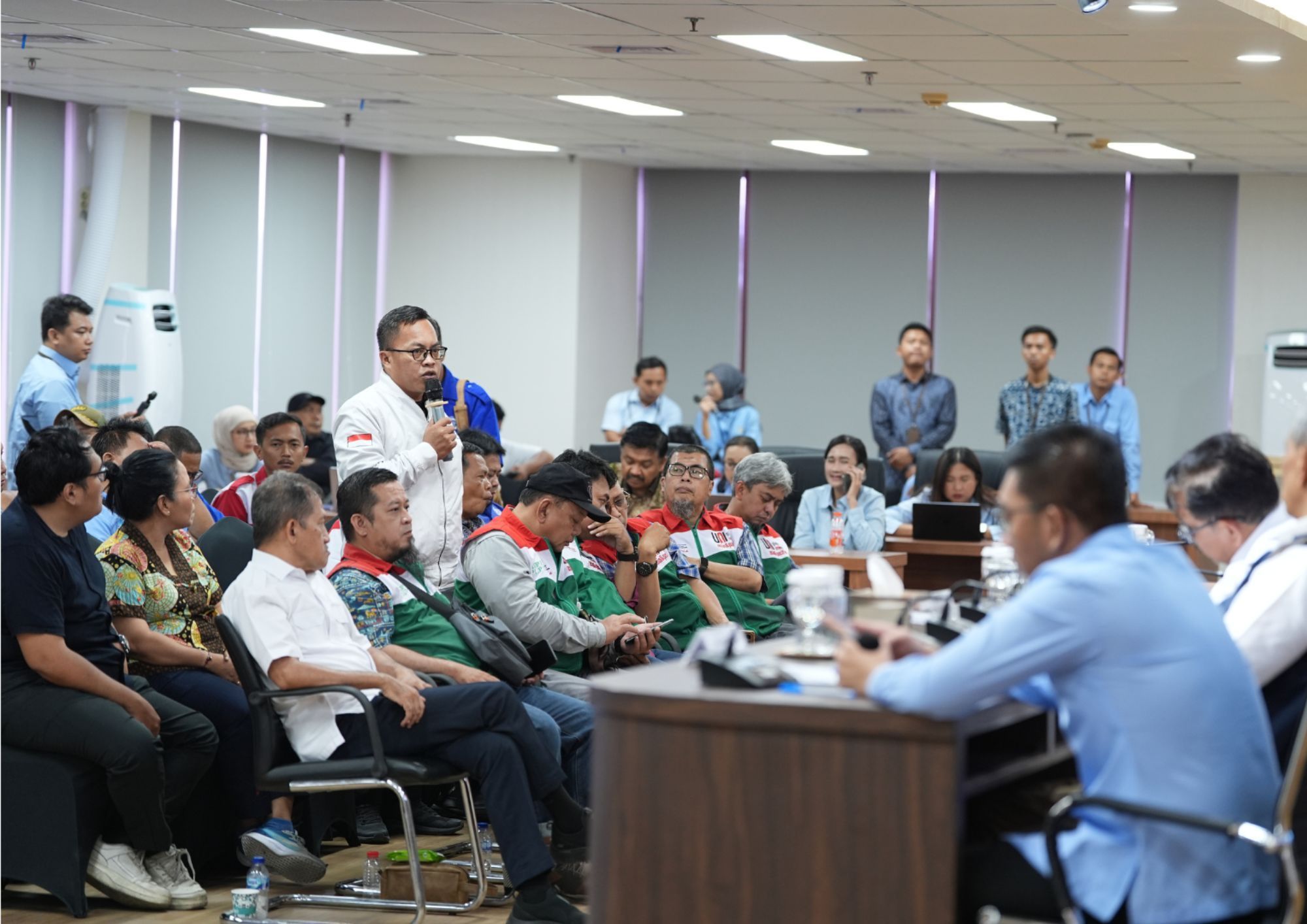 Perwakilan asosiasi buruh menyampaikan berbagai aspirasi, termasuk persoalan PHK sepihak dan penyesuaian UMP, dalam acara Audiensi Ketenagakerjaan di Kantor Badan Komunikasi Pemerintah (Bakom) RI, Jakarta.