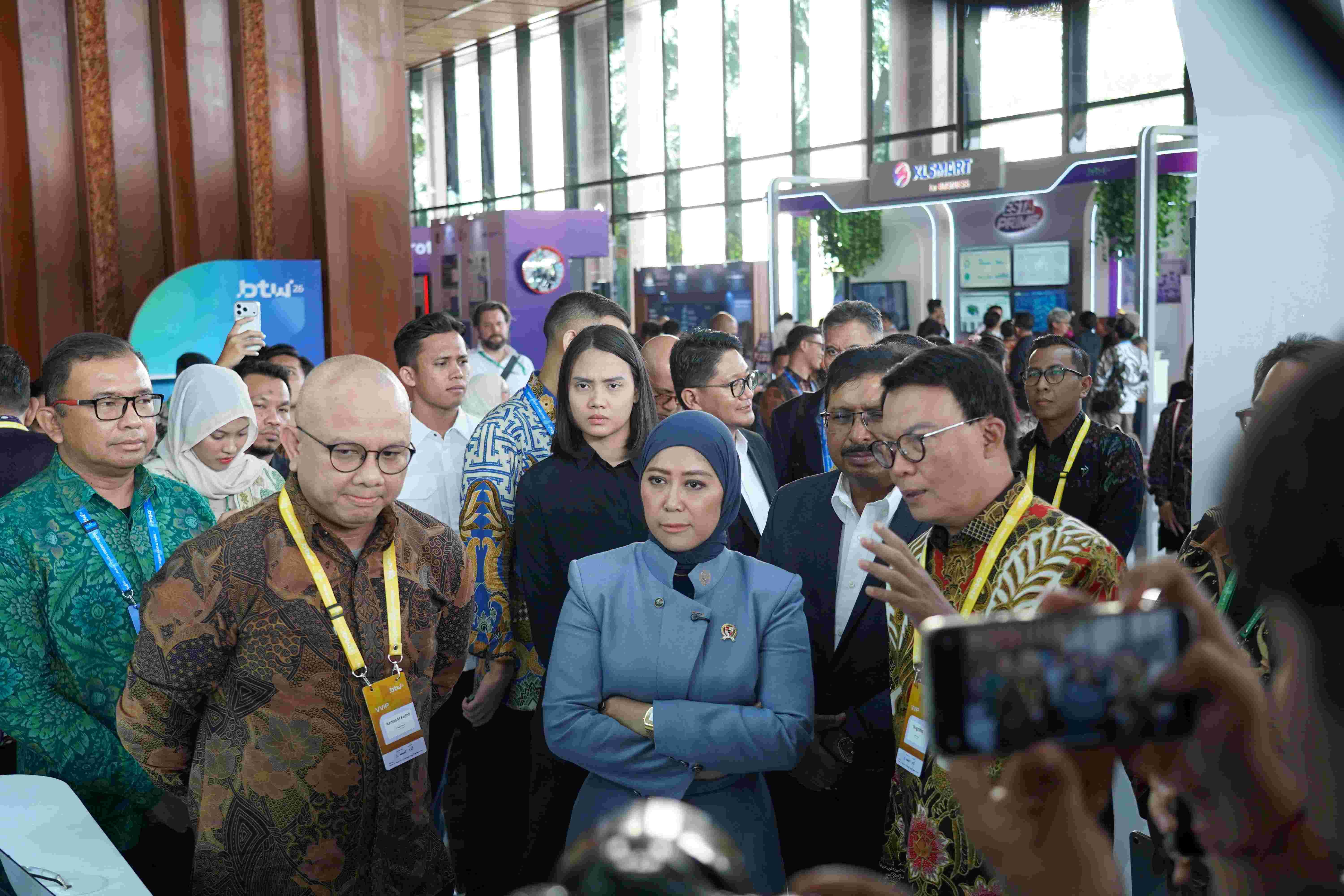 - Telkomsel menampilkan sembilan solusi berbasis Artificial Intelligence (AI) di Bali Tech Week 2026 yang berlangsung pada 19&ndash;23 Oktober 2026. Mengusung tema &ldquo;Archipelago Ascending: Advance Together, Innovate Further&rdquo;, melalui forum ini, Telkomsel berkomitmen untuk menghadirkan teknologi yang relevan dan berdampak nyata bagi masyarakat serta industri. 