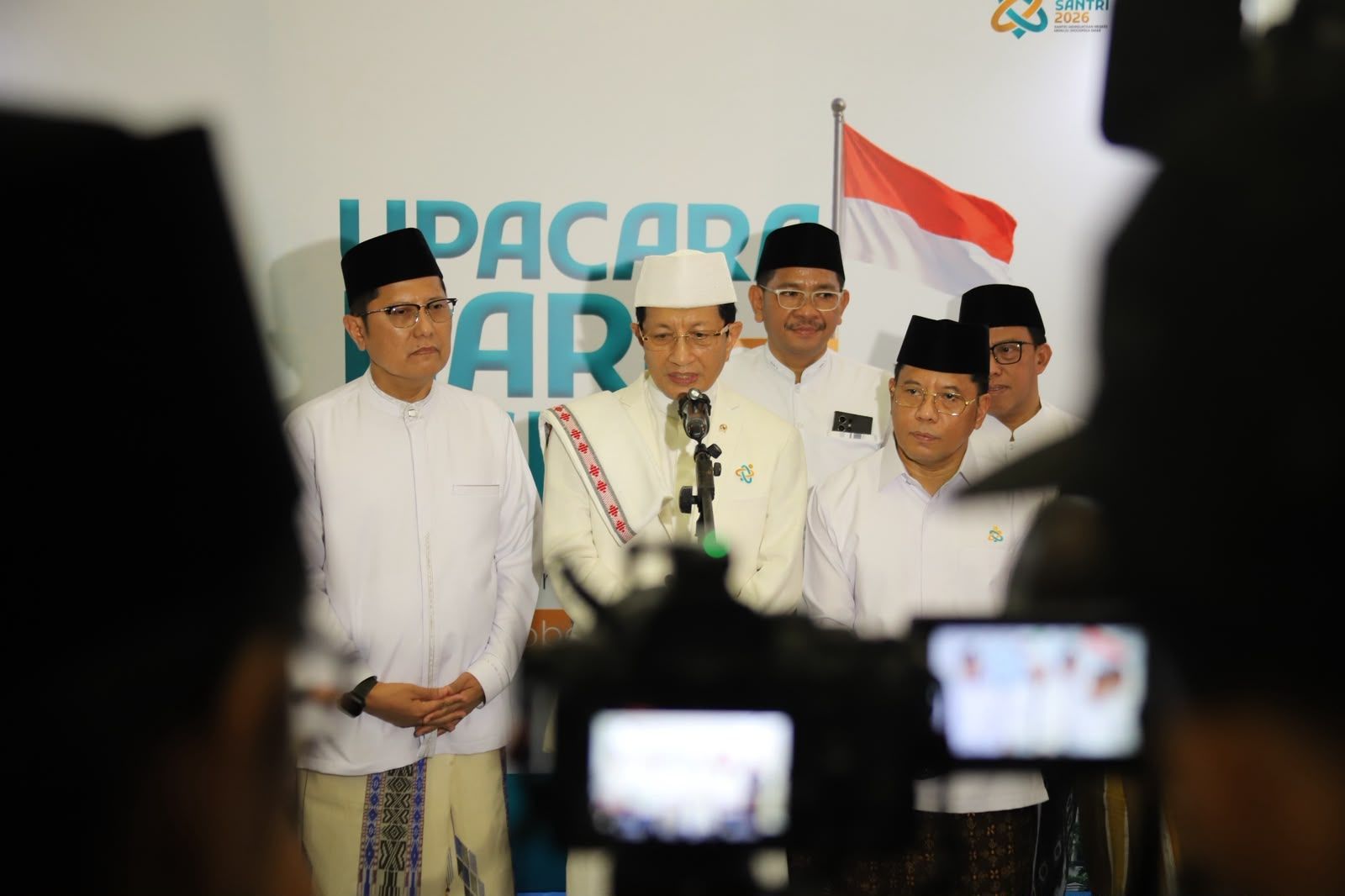 Menteri Agama Nasaruddin Umar didampingi para pejabat memberikan keterangan pers usai memimpin Upacara Peringatan Hari Santri 2026