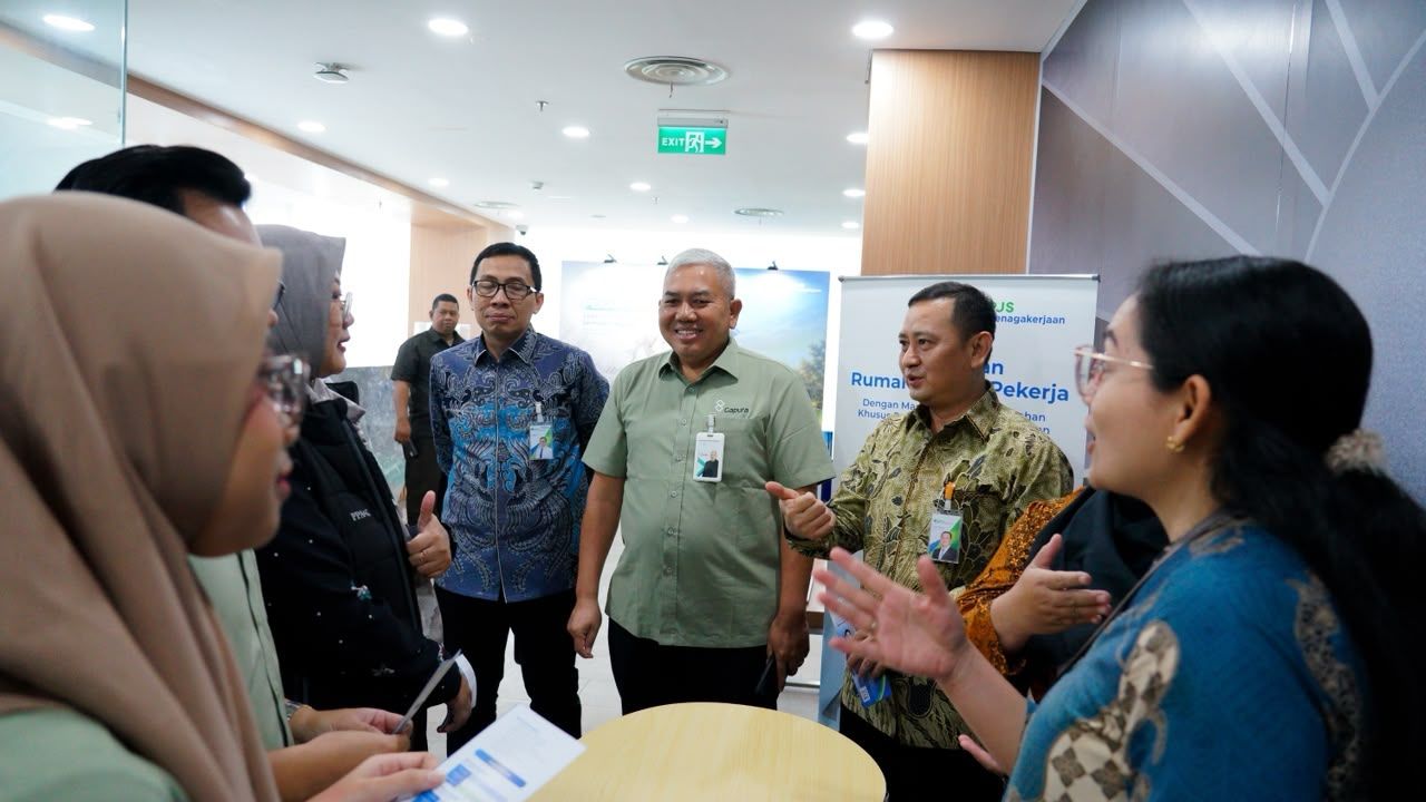 Direktur Pelayanan BPJS Ketenagakerjaan Trisna Sonjaya bersama Direksi PT Gapura Angkasa berdialog langsung dengan para karyawan yang antusias berkonsultasi mengenai fasilitas pembiayaan perumahan dalam acara Pekan MLT