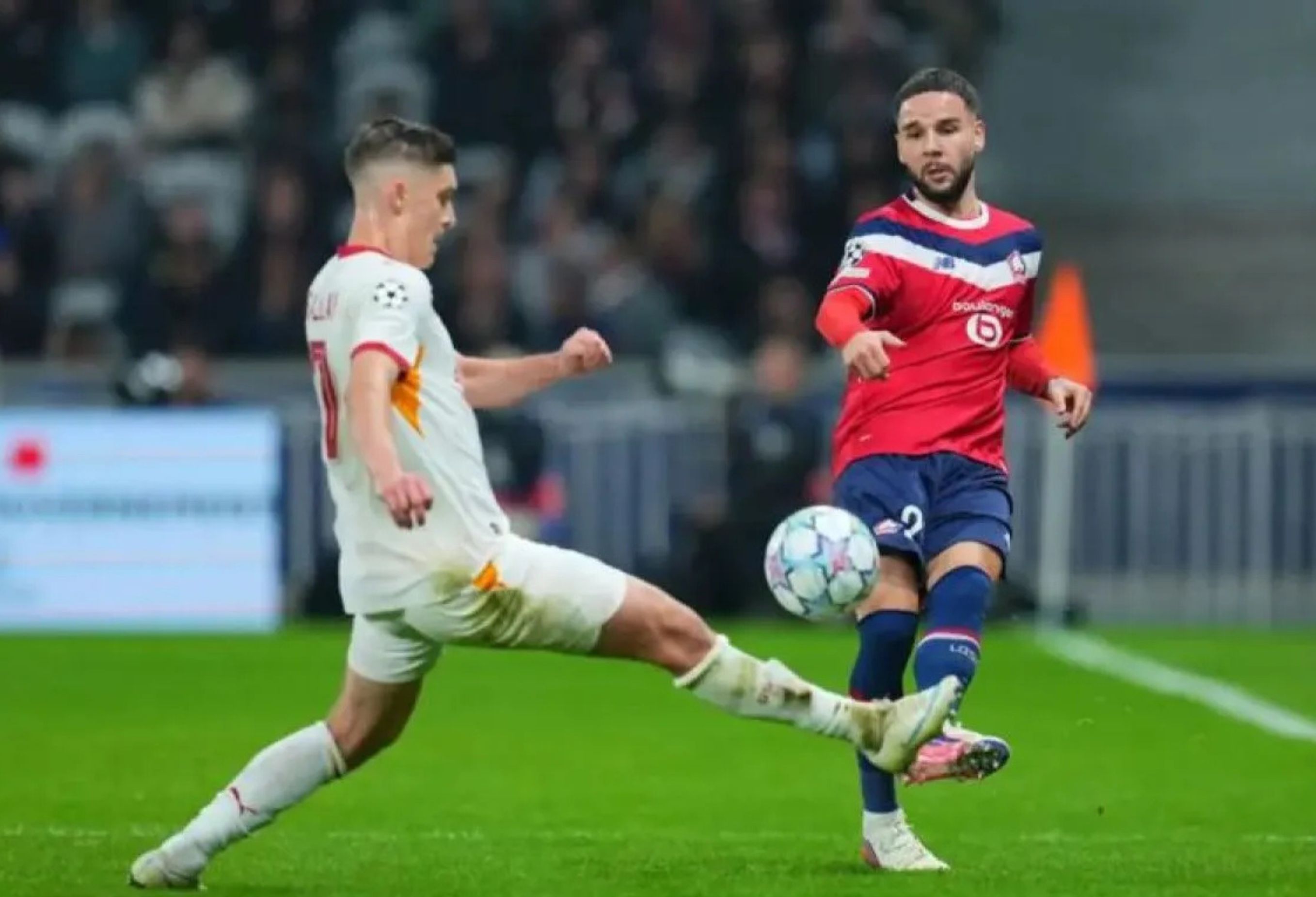 Bek tim nasional Indonesia Calvin Verdonk (kanan) bermain untuk Lille pada laga lanjutan Liga Champions 2026/2027 melawan Galatasaray di Stadion Pierre-Mauroy, Lille, Rabu (21/10/2026). <b>(Antara)</b>