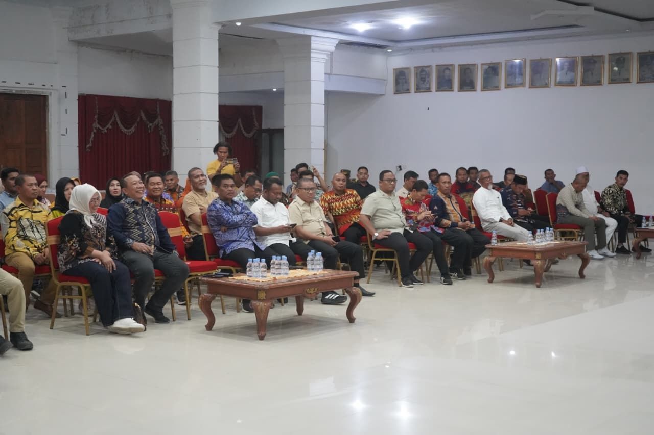 Suasana pertemuan dan dialog antara Kementerian Transmigrasi, DPR RI, Wakil Bupati Muna, pimpinan DPRD, serta jajaran kepala OPD di Rumah Jabatan Galampano, Raha