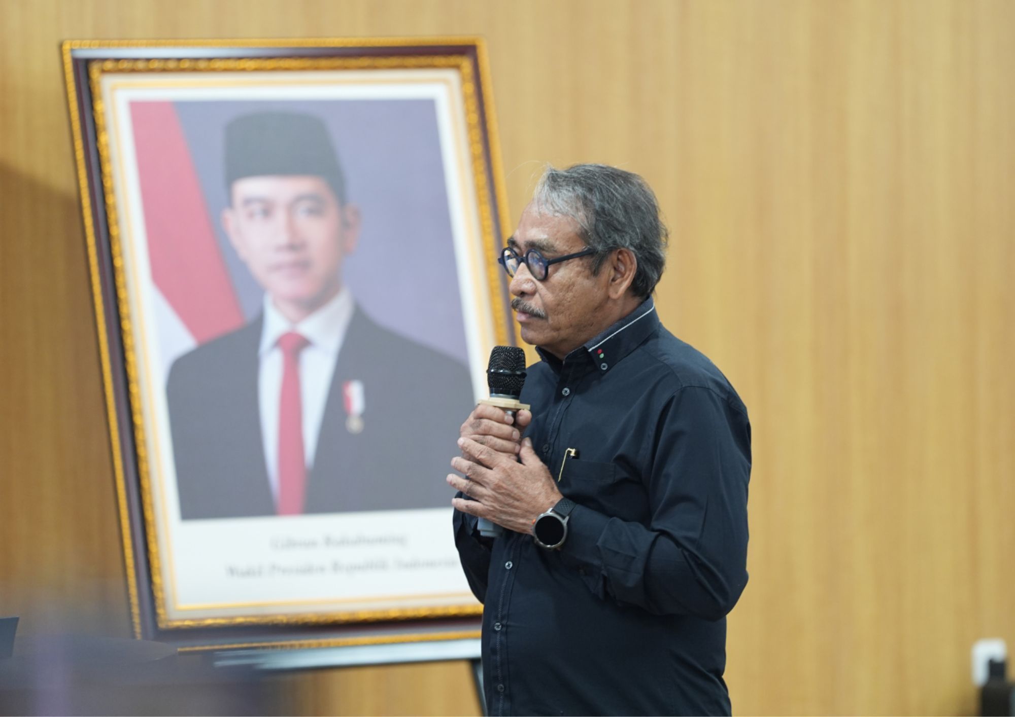 Kepala Badan Komunikasi Pemerintah (Kabakom) Syahganda Nainggolan saat memimpin jalannya audiensi dengan pimpinan dan perwakilan serikat pekerja/serikat buruh di Kantor Bakom RI, Jakarta