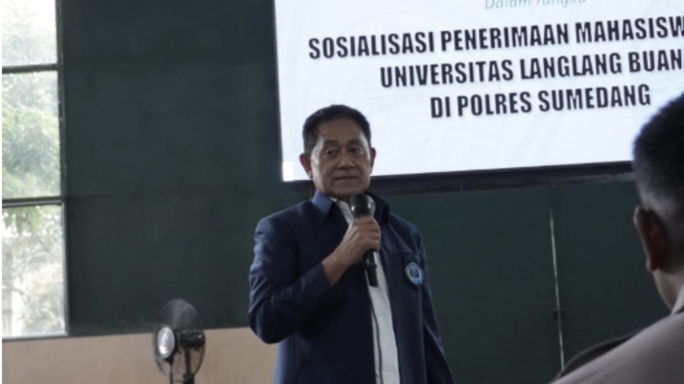 Irjen (Purn) Kamil Razak <b>(Instagram Universitas Langlang Buana)</b>