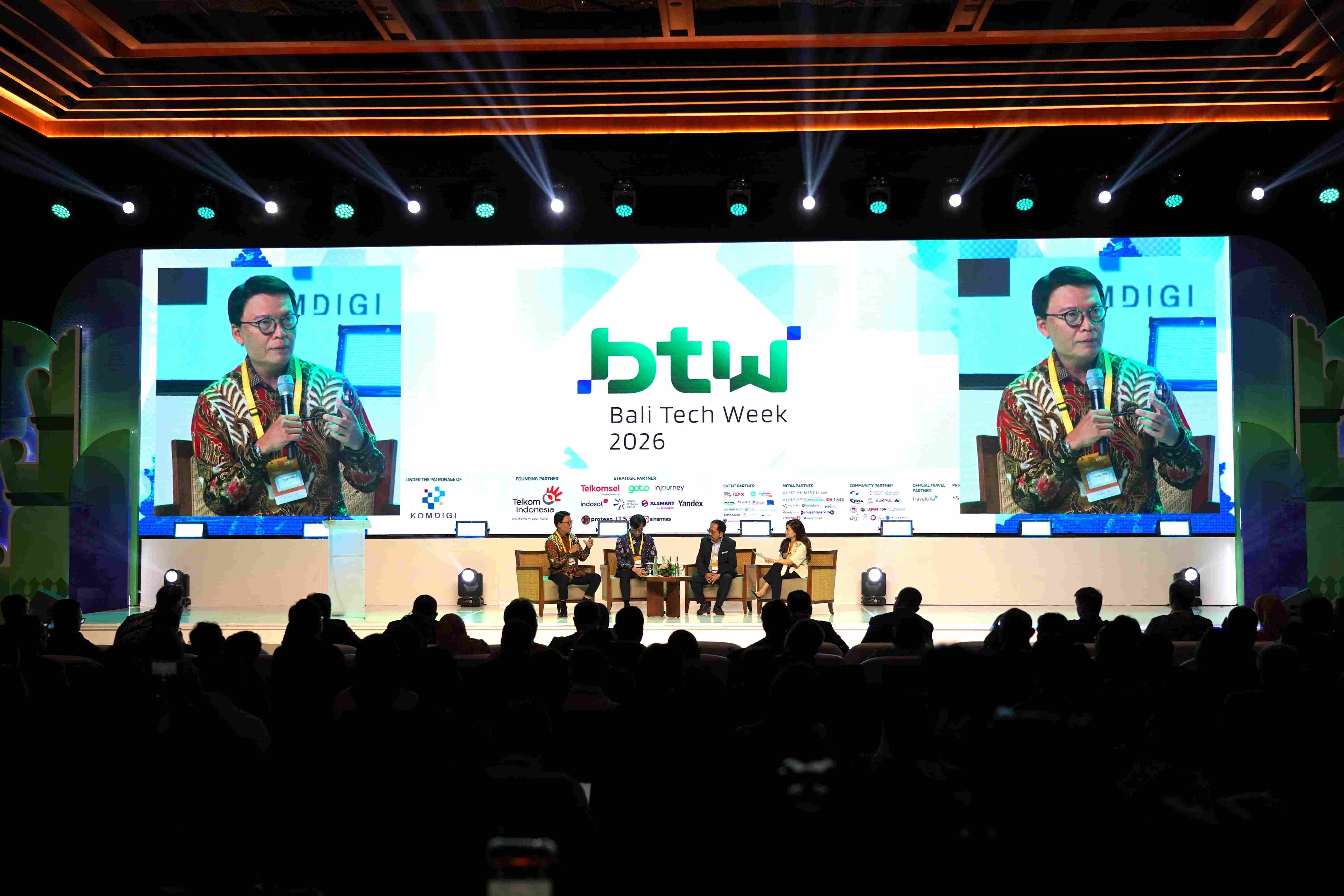 - Direktur Utama Telkomsel, Nugroho, menyampaikan bahwa, perjalanan Telkomsel tidak berhenti pada konektivitas. Kami ingin menghadirkan AI yang dikembangkan di Indonesia dan memahami kebutuhan Indonesia, agar masyarakat semakin aman di ruang digital, lebih mudah mengakses teknologi, memperoleh pengalaman belajar yang relevan, serta mampu bekerja dan mengambil keputusan dengan lebih baik. 