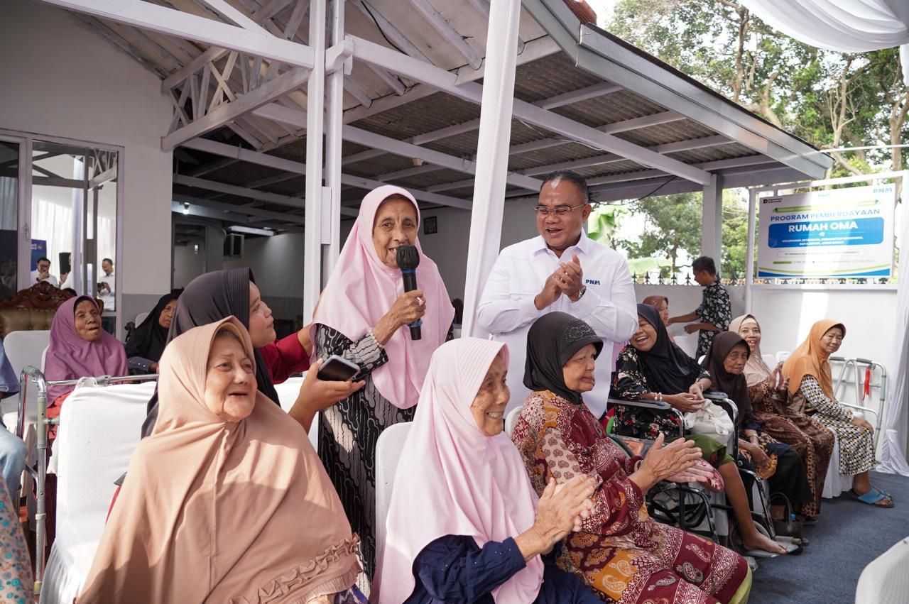 Direktur Utama PT Permodalan Nasional Madani (Persero) Kindaris bersama para penghuni Panti Werdha Muslim Rumah Oma dalam peluncuran Program PNM Lansiapreneur, wujud komitmen menghadirkan ruang berkarya di usia senja