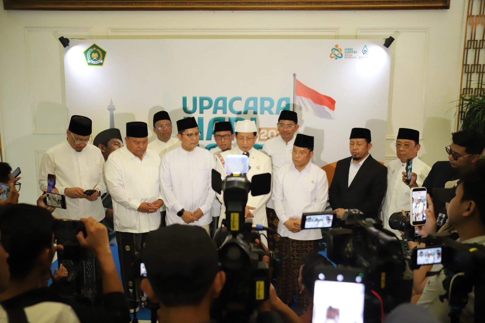 Menteri Agama Nasaruddin Umar didampingi para pejabat memberikan keterangan pers usai memimpin Upacara Peringatan Hari Santri 2026