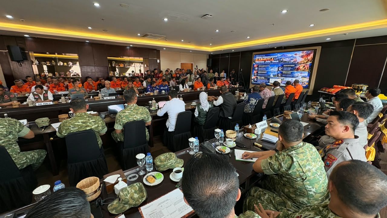 Suasana rapat koordinasi penanganan karhutla di Jawa Timur yang dihadiri oleh BNPB, pemerintah daerah, TNI, Polri, serta unsur terkait lainnya guna memperkuat sinergi pemadaman di darat maupun udara. <b>(BNPB)</b>