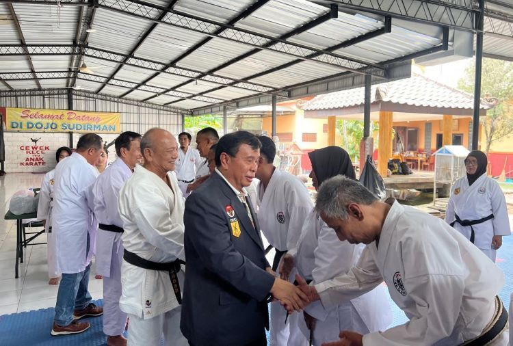 Ketua Umum Pengurus Besar (PB) Perguruan Karate-Do TAKO Indonesia, Nurdin Tampubolon mengukuhkan kepengurusan Karate-Do TAKO Jawa Timur masa bakti 2025-2029