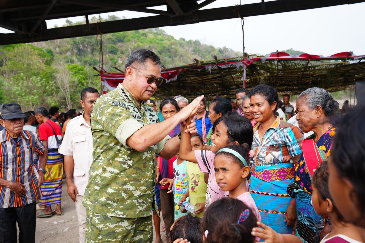 Jenderal Maruli berinteraksi dengan anak di NTT. 