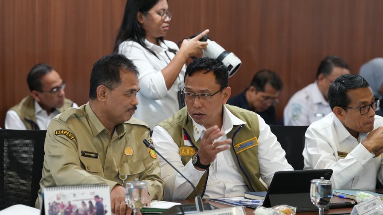 Direktur Utama Perum BULOG Letjen TNI (Purn.) Ahmad Rizal Ramdhani saat mengikuti jalannya Rapat Koordinasi Terbatas (Rakortas) terkait kesiapan pasokan pangan nasional di Jakarta, Senin (26/10).