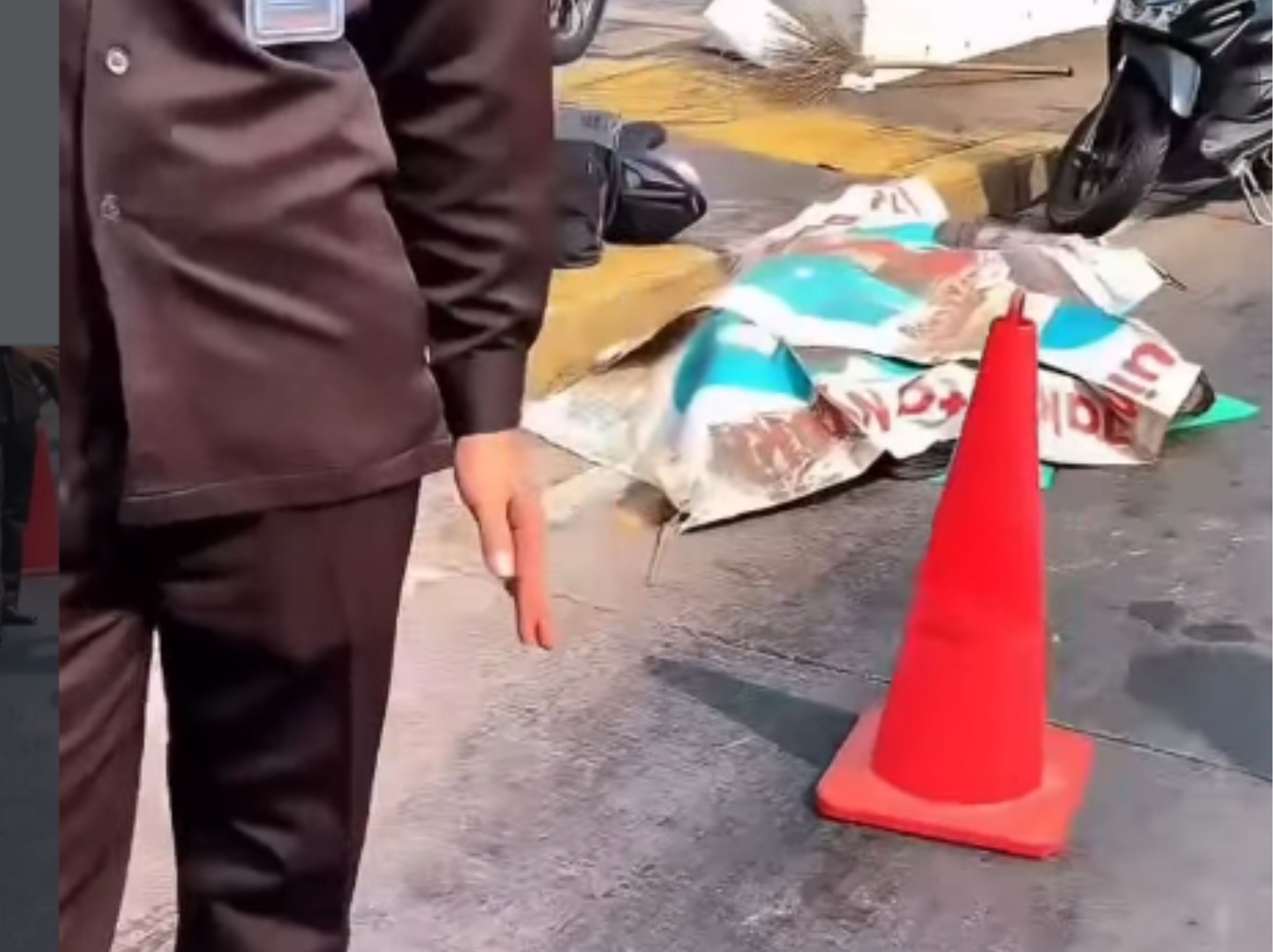 Terjadi kecelakaan di depan Mall Pondok Indah, Jakarta Selatan pada Senin (26/10/26) pagi, tepatnya di arah masuk underpass. Belum diketahui secara pasti terkait kronologi peristiwa tersebut.  <b>(akun jakarta hari ini)</b>