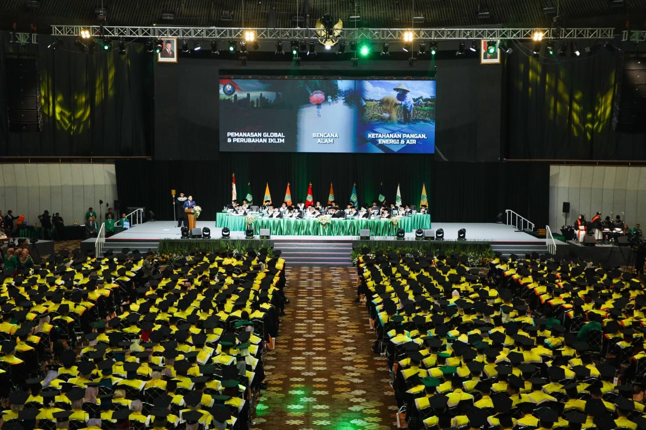 Suasana Wisuda Sarjana dan Pascasarjana Periode II Tahun Akademik 2025/2026 Universitas Nasional (UNAS) yang berlangsung di Jakarta International Convention Center (JICC), Senayan, Jakarta, Sabtu (24/10/2026).