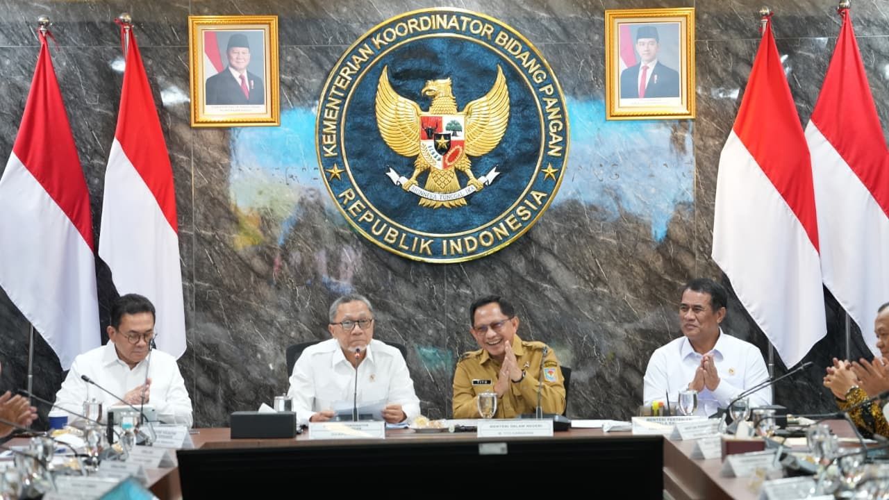 Menteri Koordinator Bidang Pangan Zulkifli Hasan memimpin Rapat Koordinasi Terbatas (Rakortas) mengenai kesiapan pasokan dan distribusi pangan serta stabilitas harga di Jakarta, Senin (26/10).