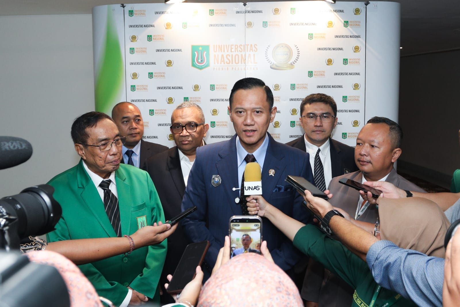 Menko AHY didampingi jajaran pejabat saat memberikan keterangan kepada awak media usai menghadiri acara wisuda di Universitas Nasional, Jakarta.